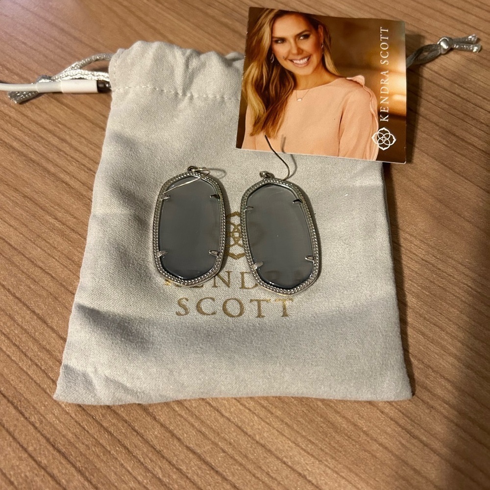Kendra Scott Danielle Gray Pearl Earrings in Silver